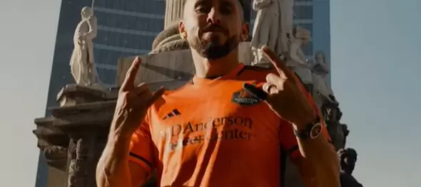 Héctor Herrera promocionando video del Houston Dynamo