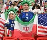 Hinchas americanos con bandera de Irán 1